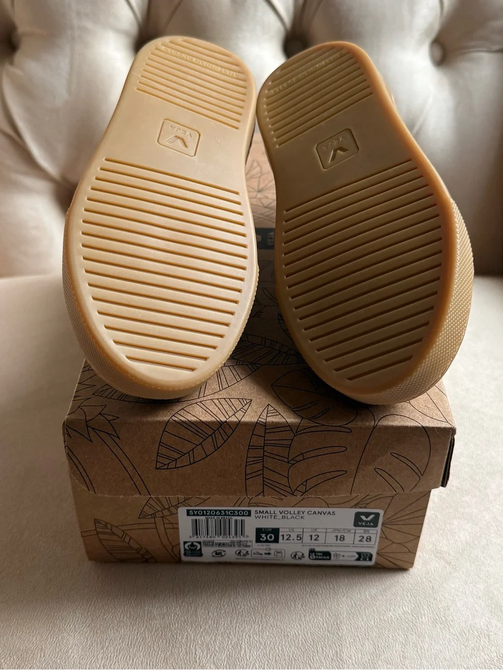 NIB Veja Volley Canvas White/Black Gum Sole Unisex Sneakers Size 12.5